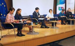 　東京都内で開かれたジェンダー平等に関するＧ７の閣僚と市民団体らの対話イベント。左から３人目は小倉担当相＝２６日午後