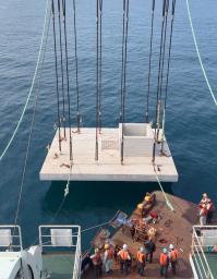 　福島第１原発の処理水海洋放出に使うトンネル放出口に設置された上ぶた＝２６日、福島第１原発沖（東京電力提供）