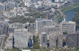 　東京・霞が関の官庁街（手前）