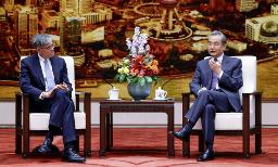　訪中したルー元米財務長官（左）と会談する王毅・共産党政治局員＝２６日、北京（中国外務省のホームページより、共同）