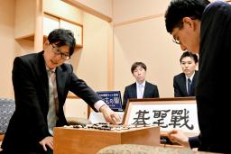 　囲碁の第４８期碁聖戦５番勝負第１局で一力遼棋聖（右）に勝利し、対局を振り返る井山裕太碁聖＝２７日、大阪市の日本棋院関西総本部