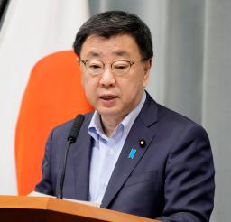 　記者会見する松野官房長官＝２８日午前、首相官邸