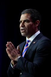 　米ワシントンで話すスアレス氏＝２３日（ゲッティ＝共同）