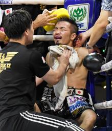 　８回、パンヤ・プラダブシーにＴＫＯ負けした田中教仁＝ラヨーン（共同）