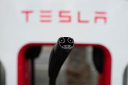 　米カリフォルニア州に設置されたテスラの電気自動車（ＥＶ）充電設備＝９日（ＡＰ＝共同）