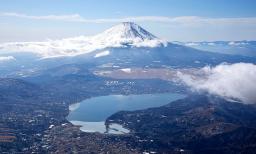 　富士山と山中湖＝２月（共同通信社ヘリから）