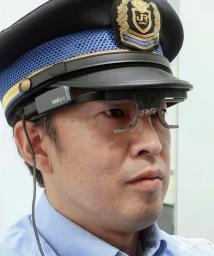 　シミュレーター訓練で装着する、視線の動きを記録する眼鏡（ＪＲ西日本提供）