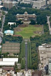 　東京・明治神宮外苑地区のイチョウ並木（手前）。奥は聖徳記念絵画館＝３０日午後０時１９分（共同通信社ヘリから）