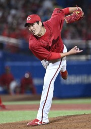 　５安打完封で６勝目を挙げた広島・九里＝神宮