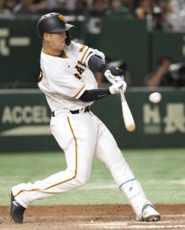 　１０回巨人２死、代打岸田が右中間にサヨナラ本塁打を放つ＝東京ドーム