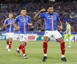 　横浜Ｍ―湘南　前半、チーム２点目のゴールを決め喜ぶ横浜Ｍのアンデルソンロペス（右）＝日産スタジアム