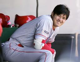 　ベンチで笑顔を見せるエンゼルス・大谷＝５月、クリーブランド