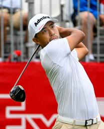 　最終ラウンド、１番でティーショットを放つ小平智。通算１１アンダーで４０位＝デトロイトＧＣ（共同）