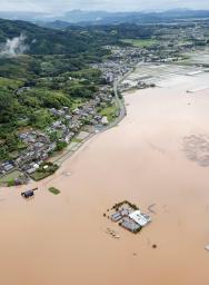 　大雨の影響で木山川などが氾濫し、冠水した熊本県益城町＝３日午後２時４８分（共同通信社ヘリから）