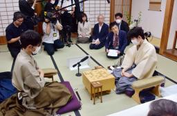 　将棋の第９４期棋聖戦５番勝負第３局で勝利した藤井聡太棋聖（右）と挑戦者の佐々木大地七段＝３日午後、静岡県沼津市（日本将棋連盟提供）