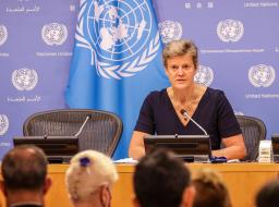 　国連本部で記者会見する英国のウッドワード国連大使＝３日、ニューヨーク（ゲッティ＝共同）