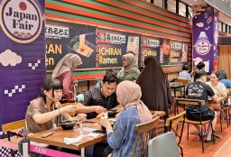　大勢の人でにぎわう「１００％とんこつ不使用ラーメン」のイベント会場＝３日、インドネシア・ジャカルタ郊外（ＮＮＡ＝共同）