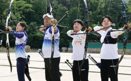 　世界選手権に向けて練習する、（左から）アーチェリー女子の山内梓、男子の古川高晴、女子の杉本智美、野田紗月＝奈良県生駒市