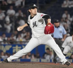 　１１回に登板し、今季初勝利を挙げたロッテ・西村＝ＺＯＺＯマリン