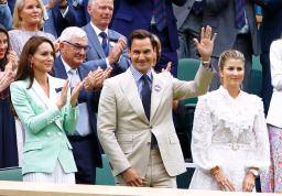 　センターコートの貴賓席に招かれたロジャー・フェデラーさん（中央）。左は英国のキャサリン皇太子妃＝ウィンブルドン（共同）