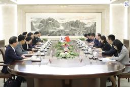 　韓国の崔泳杉外務次官補（左手前から４人目）と会談する中国の孫衛東外務次官（右手前から４人目）＝５日、北京（中国外務省のホームページより、共同）