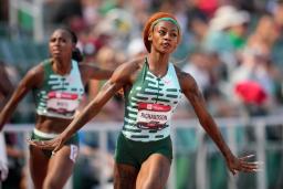 　陸上の全米選手権女子１００メートル予選でゴールするシャカリ・リチャードソン＝６日、オレゴン州ユージン（ＡＰ＝共同）