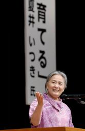 　第２８回ＮＩＥ全国大会で講演する俳人の夏井いつきさん＝３日午後、松山市