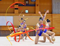 　リボン・ボールの演技を披露する新体操団体の日本代表＝国立スポーツ科学センター