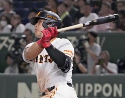 　８回巨人１死、岡本和が左越えに勝ち越しソロを放つ＝東京ドーム