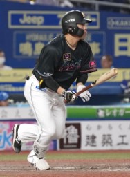 　５回ロッテ２死一塁、角中が右中間に勝ち越しの三塁打を放つ＝ＺＯＺＯマリン