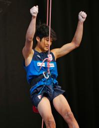 　男子リード予選を終え、声援に応える安楽宙斗＝ベルン（共同）