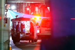 　警察官が頭を刺された現場付近の捜査員＝３日午後９時３９分、大阪市平野区