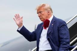 　３日、ワシントンの空港に到着し、手を振るトランプ前米大統領（ＡＰ＝共同）