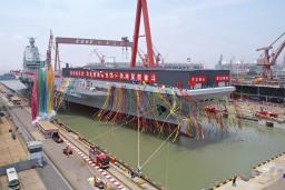 　進水する中国の空母「福建」＝２０２２年６月、中国上海市（新華社＝共同）