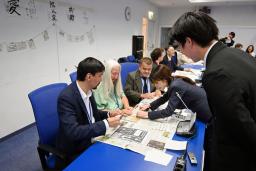 　３日、オーストリア・ウィーンで「ナガサキ・ユース代表団」が開いた書道を通じて平和を発信するサイドイベント（共同）