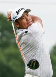 　第１ラウンド、１８番でティーショットを放つ松山英樹。１オーバーで９２位＝セッジフィールドＣＣ（共同）