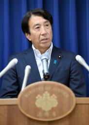 　「在留特別許可」に関して記者会見する斎藤法相＝４日午前、法務省