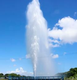 　水が噴出している水管橋＝４日午後、浜松市西区