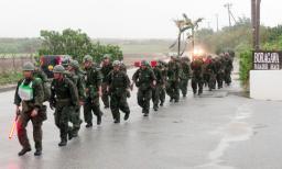 　沖縄県宮古島市の公道で徒歩行進訓練をする陸上自衛隊員＝４日午前（陸自提供）