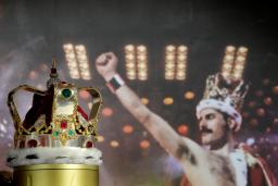 　３日、ロンドンにある競売大手サザビーズのオークション室で展示されたフレディ・マーキュリーの王冠（ＡＰ＝共同）