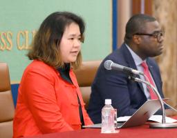 　記者会見する国連人権理事会「ビジネスと人権」作業部会のピチャモン・イェオファントン氏（左）と議長のダミロラ・オラウィ氏＝４日午後、東京・内幸町の日本記者クラブ