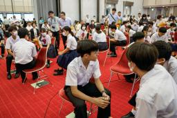 　ＮＩＥ全国大会の公開授業で、意見を出し合う愛媛大教育学部付属中３年の生徒ら＝４日午前、松山市