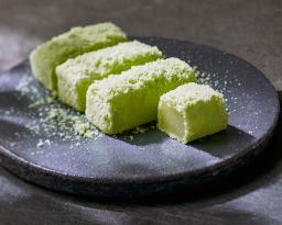 　彩雲堂の「若草」（「旅するように和菓子と出逢う」提供）
