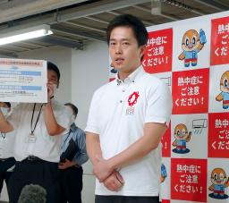　大阪府庁で記者団の取材に応じる吉村洋文知事＝４日午後
