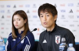 　ノルウェー戦を前に記者会見する池田監督（右）と長谷川＝４日、ウェリントン（共同）