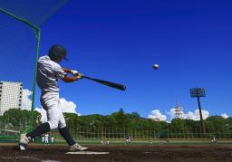 　青空の下、打撃練習する沖縄尚学・佐野主将＝兵庫県尼崎市