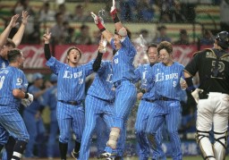 　９回、サヨナラ本塁打を放ち、祝福される西武・岸（中央）＝ベルーナドーム