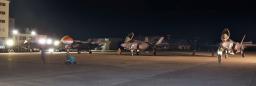 　石川県の小松基地に到着した４機のイタリア空軍のＦ３５Ａステルス戦闘機＝４日夜