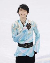 　北京冬季五輪フィギュアスケート男子フリーの演技を終え、拍手に応える羽生結弦さん＝２０２２年２月（共同）