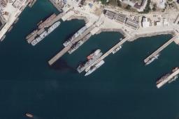 　ロシア南部ノボロシースクのロシア軍揚陸艦を捉えた衛星写真。損傷して油が漏れているように見える＝４日（ＰＬＡＮＥＴ　ＬＡＢＳ　ＰＢＣ提供、ＡＰ＝共同）